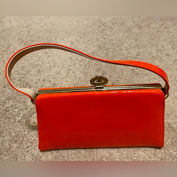 1960's Vintage Orange Patent Frame Purse - Picture 4 of 11